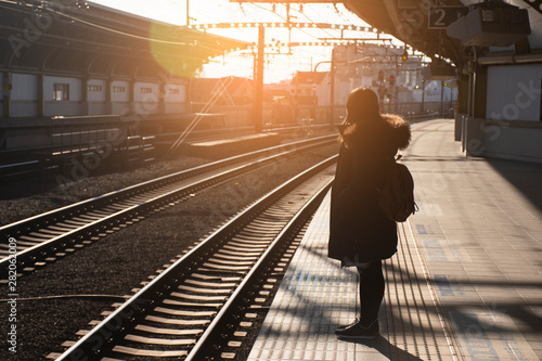 Foto A woman is waiting the train at the station in Japan.