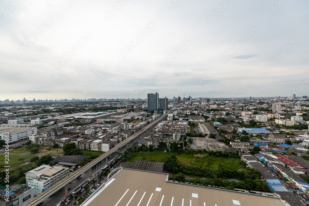 Obraz premium BANGKOK, THAILAND - July 20 : BTS Skytrain or The Bangkok Mass Transit System running on sukhumvit-Pak Nam line on July 20, 2019 in Bangkok. 