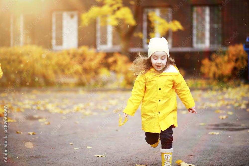 Children walk in the autumn park