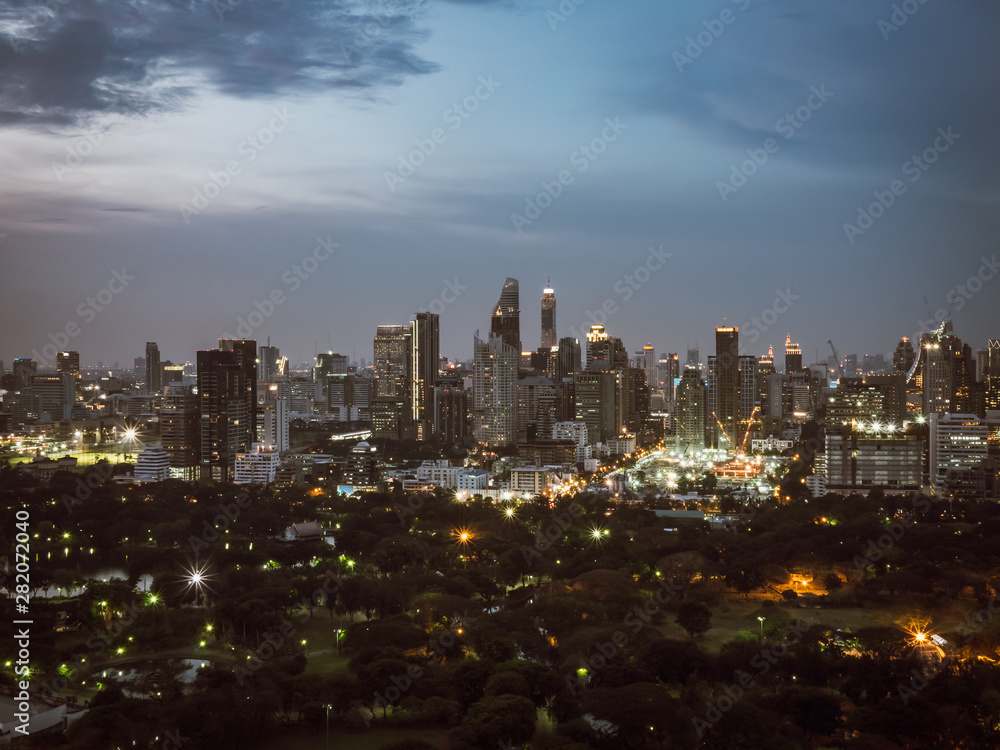 Fototapeta premium Beautiful skyline of Bangkok at sunset