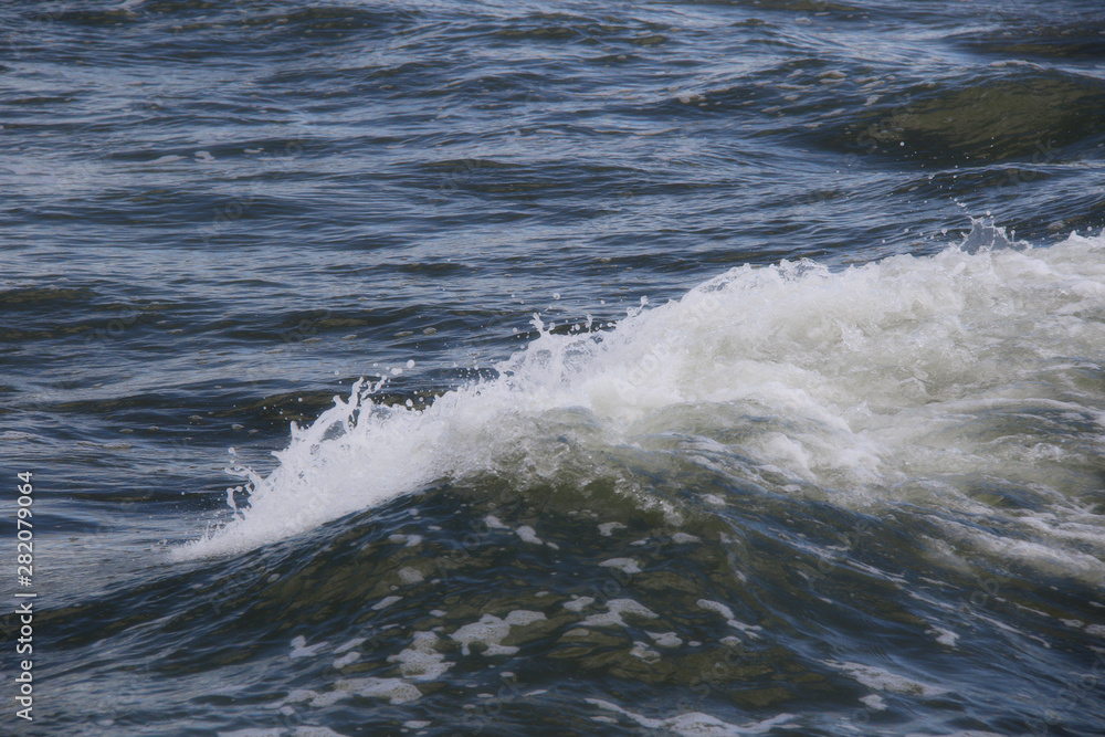 Fototapeta premium waves on the beach close up