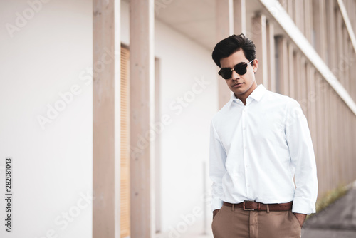 Portrait eines jungen attraktiven Mannes mit Sonnenbrille 