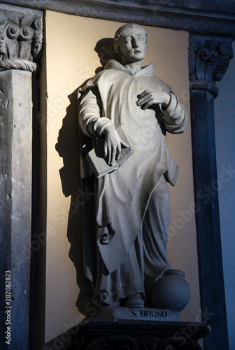Canvas Print Statue de saint Bruno dans l'église Saint-Jacques de Tournai, Belgique