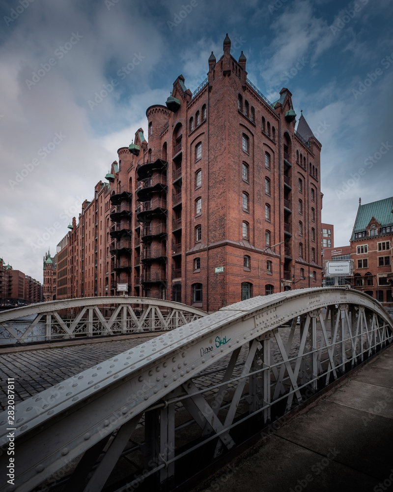 Fototapeta premium Mächtiges Fachwerkhaus in der Hamburger Speicherstadt