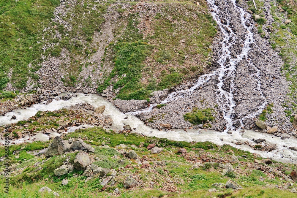 Bergbach bei Göschenen, Kanton Uri, Schweiz Bergbach bei Göschenen, Kanton Uri, Schweiz
