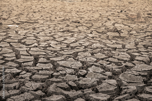 Zmiany klimatu i susza, część ogromnego obszaru suszu, cierpiącego z powodu suszy - w szczelinach
