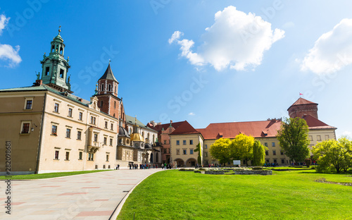 Dziedziniec zamku na Wawelu z trawnikiem, widok panoramiczny