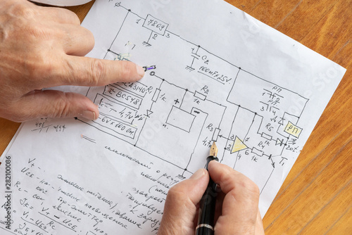 Tableau sur toile macro view of engineer planing the electrical circuit on paper