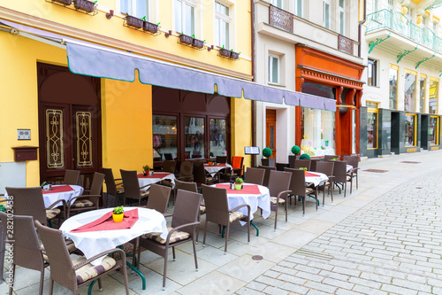Obraz na płótnie Outdoor cafe on cobblestone street, Karlovy Vary