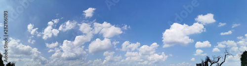Himmel Panorama mit weißen Wolken am blauen Himmel