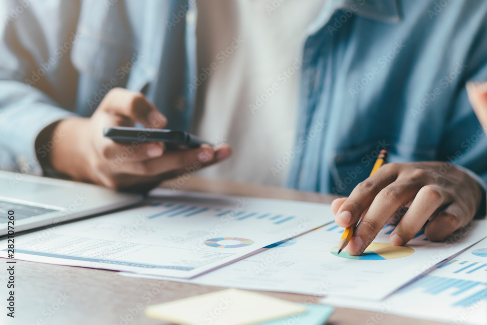 Naklejka premium Businessman analyse investment marketing data.