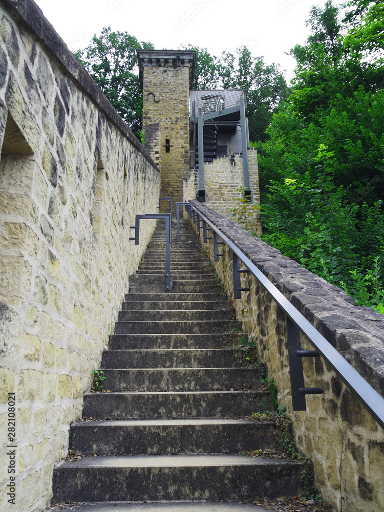 Escalier ancien tour château