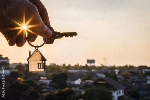 Fotografía House model and key in home insurance broker agent ‘s hand or in salesman person