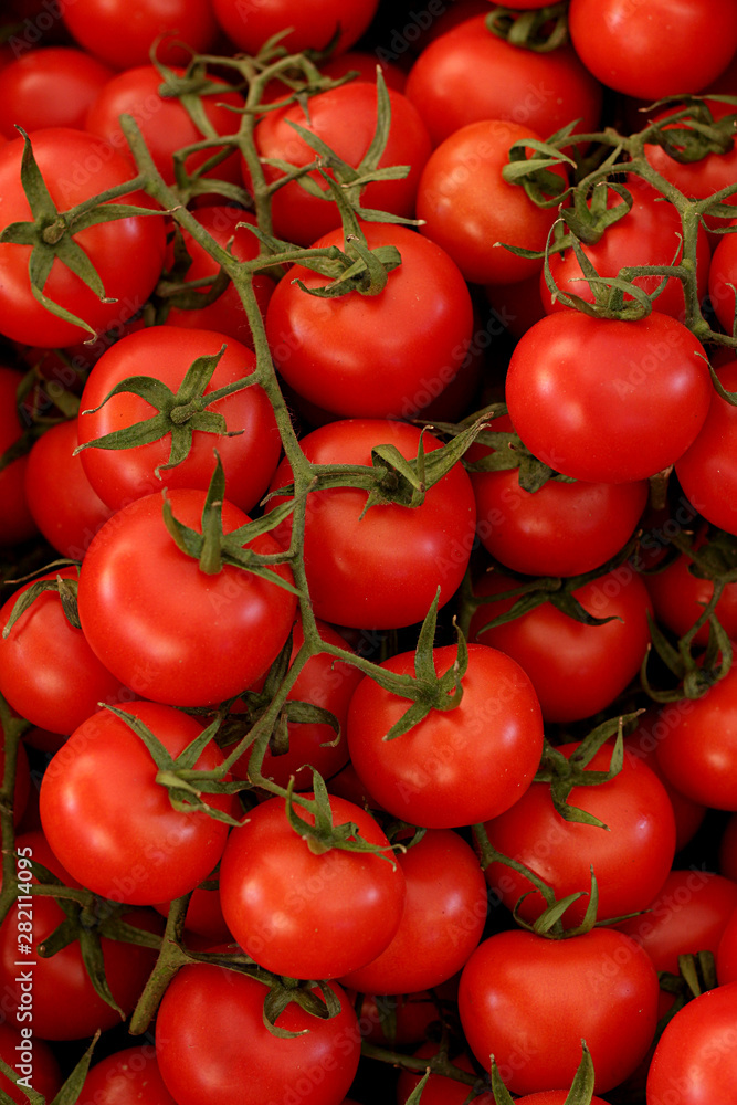 Red and large cluster tomatoes on the market Red and large cluster tomatoes on the market