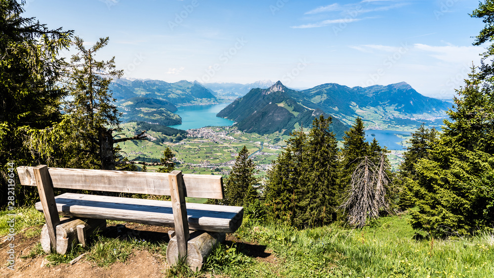 Parkbank auf der Rotenflue, Schwyz, Vierwaldstättersee, lauerzersee, Schweiz Parkbank auf der Rotenflue, Schwyz, Vierwaldstättersee, lauerzersee, Schweiz