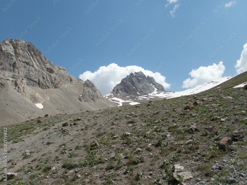 Fototapeta premium beautiful hiking in fann mountains nature in tajikistan