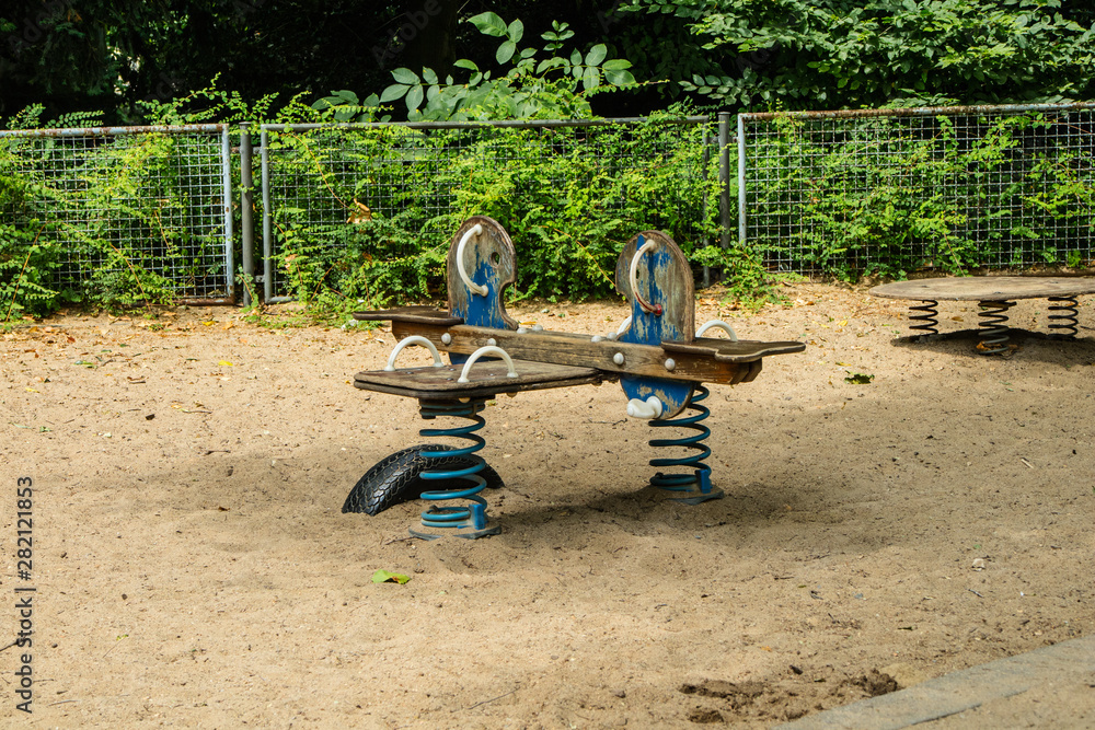 Brinquedos para crianças em um parque publico. Alemanha