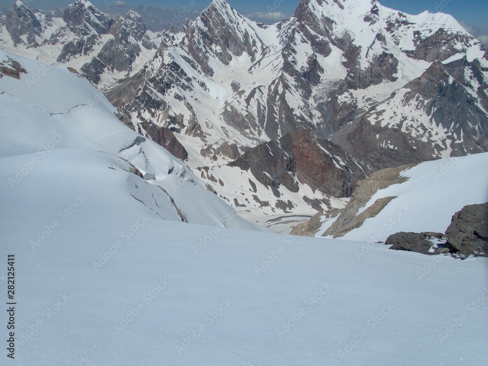 Obraz premium beautiful hiking in fann mountains nature in tajikistan