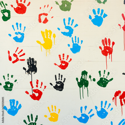 Konstfotografi hand prints in many colors on a white wall