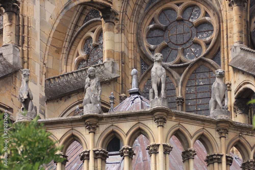 des statues à la cathédrale de Reims