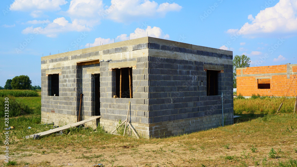 Niedokończony budynek mieszkalny z pustaków na wsi