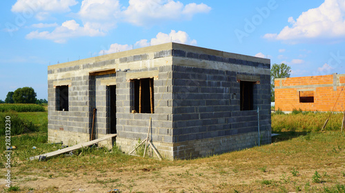 Niedokończony budynek mieszkalny z pustaków na wsi © Szymon
