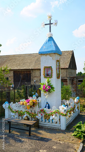 Chrześcijańska kapliczka Maryi przy drodze na wsi