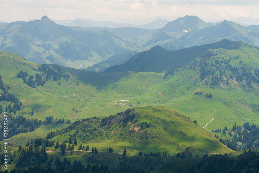 Ausblick vom Kitzbühler Horn in das Tal mit Hügel Wälder und Bergen Ausblick vom Kitzbühler Horn in das Tal mit Hügel Wälder und Bergen