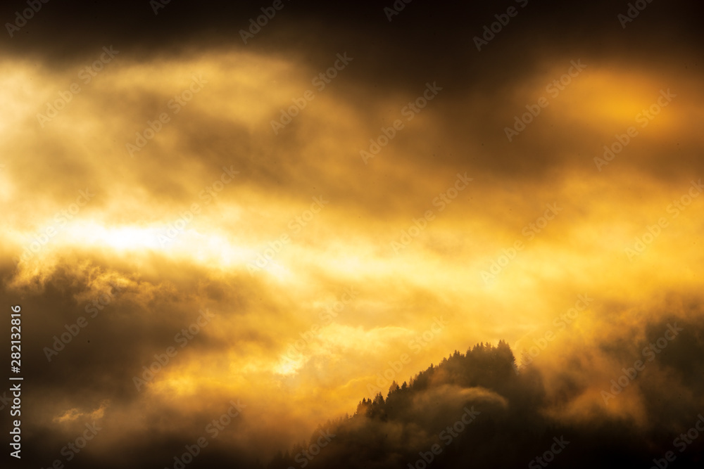 wunderschöner Sonnenaufgang mit viel Nebel und Dunst in Reith bei Kitzbühel Tirol Österreich im Sommer wunderschöner Sonnenaufgang mit viel Nebel und Dunst in Reith bei Kitzbühel Tirol Österreich im Sommer