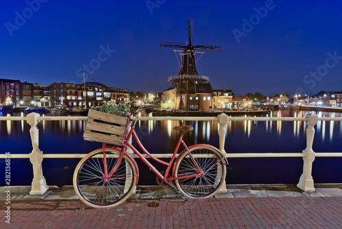 Windmühle und Fahrrad: zwei holländische Wahrzeichen