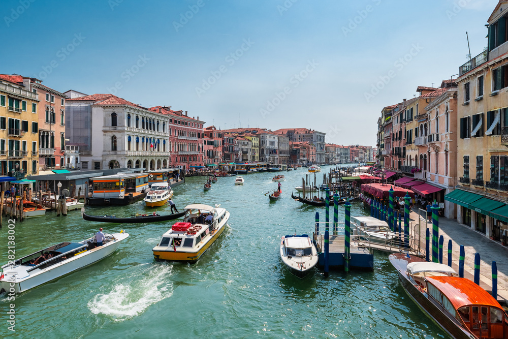 Blick von der Rialtobrücke auf das farbenfrohe Venedig auf Canal Grande mit Gondeln