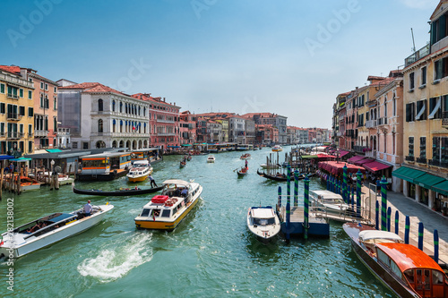 Blick von der Rialtobr  cke auf das farbenfrohe Venedig auf Canal Grande mit Gondeln