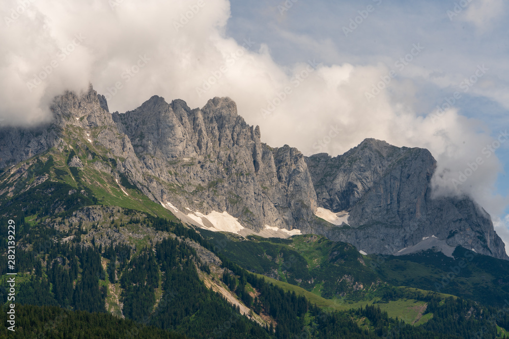 Fototapeta premium Hochgebirge mit vielen Wolken