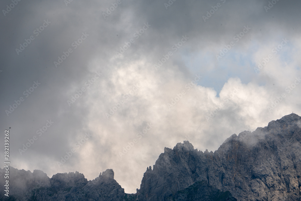 Hochgebirge mit vielen Wolken