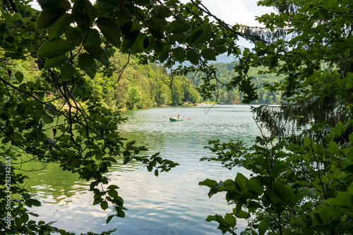 Blick auf den Hechtsee mit Fischerboot in Tirol   sterreich