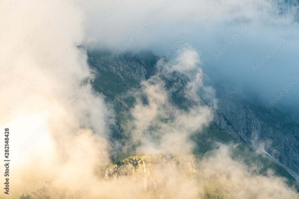 Obraz premium Gebirge mit Hochnebelfelder