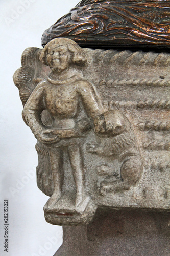 rilievo del fonte battesimale romanico nel santuario dell'Addolorata a Rifiano (Merano)