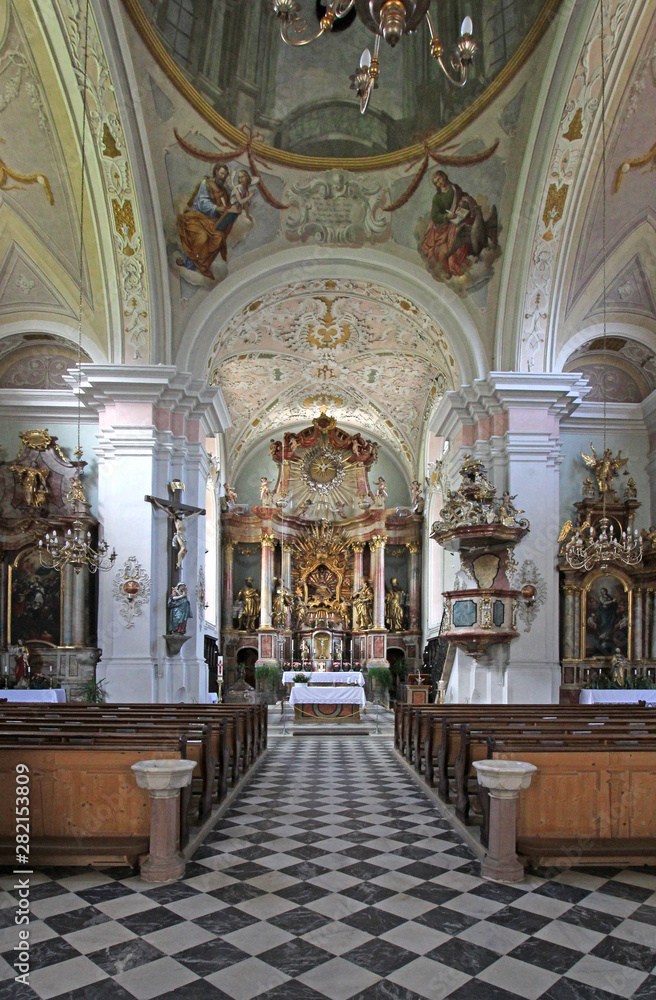 l'interno barocco del santuario dell'Addolorata a Rifiano (Merano)