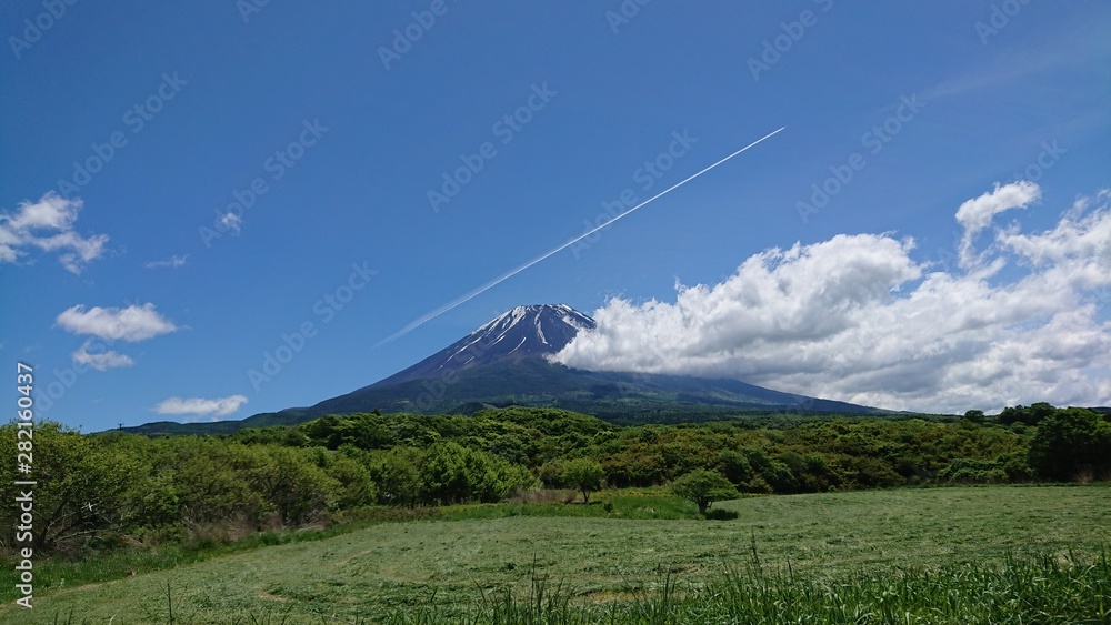 Fototapeta premium 富士山と青空