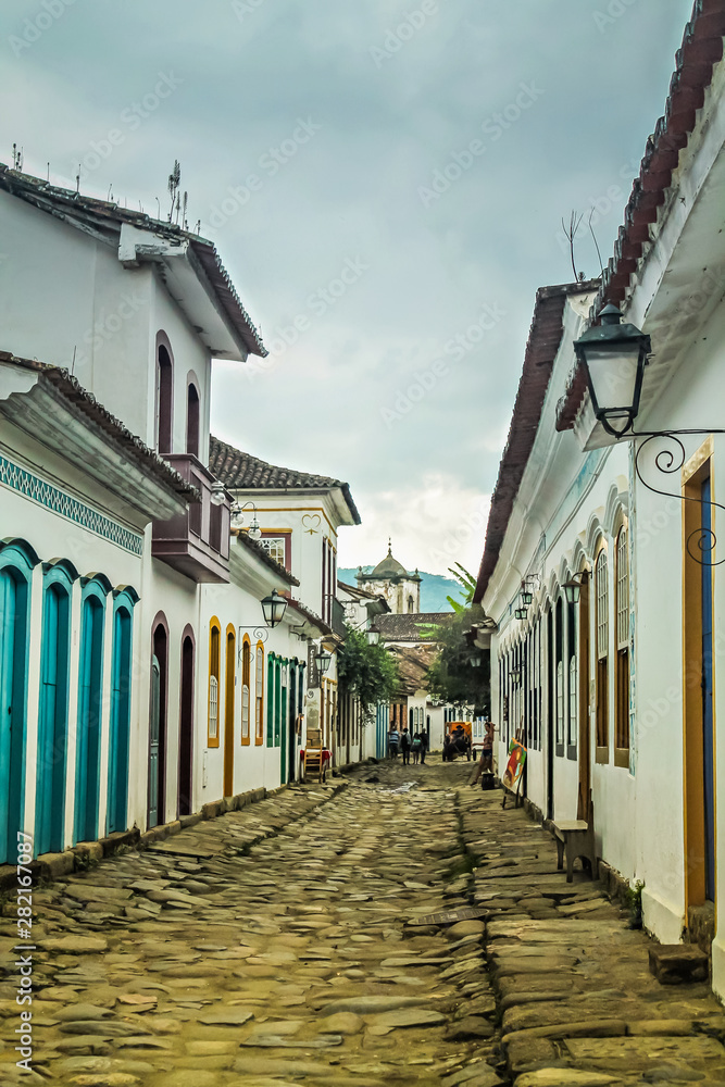 Centro histórico de Paraty/RJ com casarões coloniais e ruas de pedra em dia nublado, destacando a arquitetura histórica e o charme das ruas típicas da cidade. Centro histórico de Paraty/RJ com casarões coloniais e ruas de pedra em dia nublado, destacando a arquitetura histórica e o charme das ruas típicas da cidade.