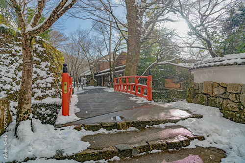 京都 三千院 未明橋（茅穂橋）の雪景色