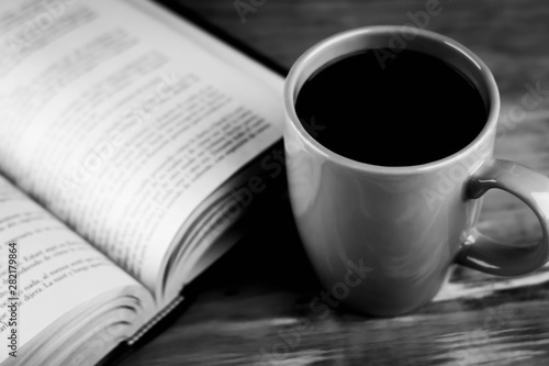 taza de café y un libro en blanco y negro
