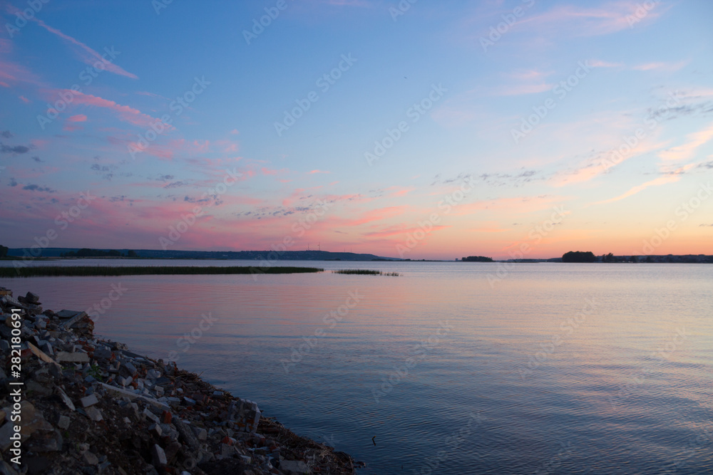 Obraz premium Sunset over water