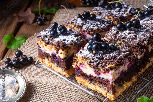 Polish cake from tin with f...