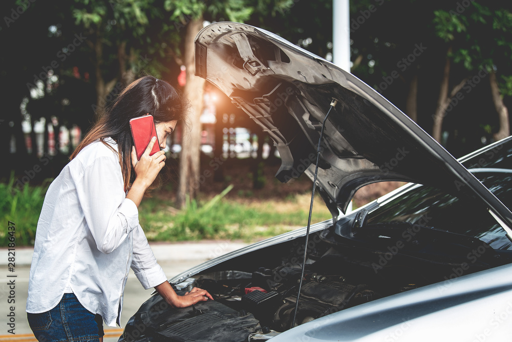 Obraz premium Asian woman on the road having problem with car,broken down car on the road.