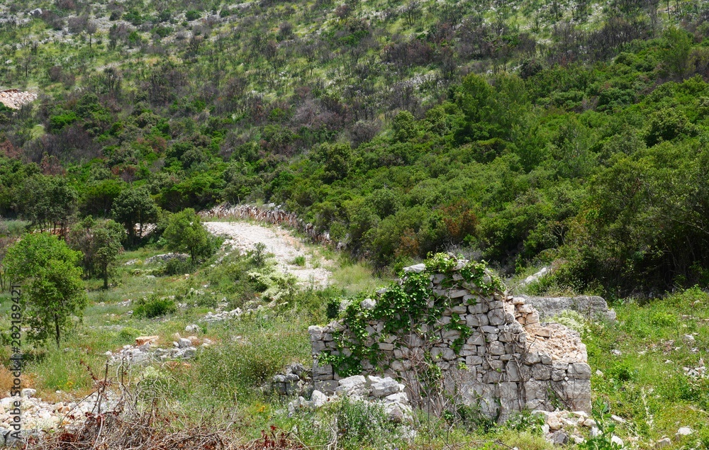 Alte Mauer in Berglandschaft, Wanderweg