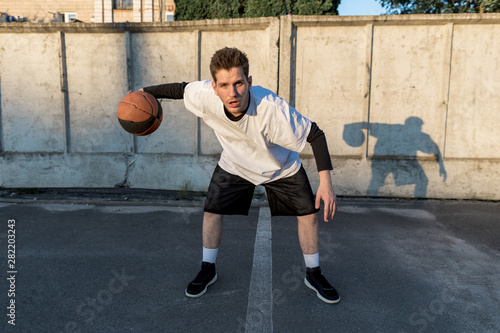 Front view basketball player on urban court © Freepik