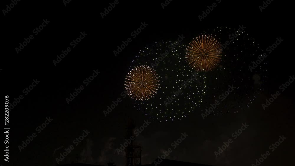 横浜の夜空を彩る連発花火 横浜の夜空を彩る連発花火