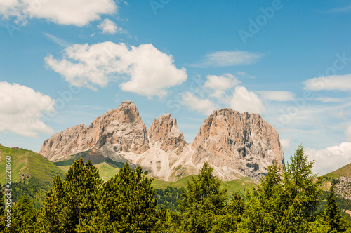Dolomiten, Pordoipass, Passo Pordoi, Langkofel, Sellagruppe, Passstrasse, Bergstrasse, Berge, Sommer, Italien © bill_17