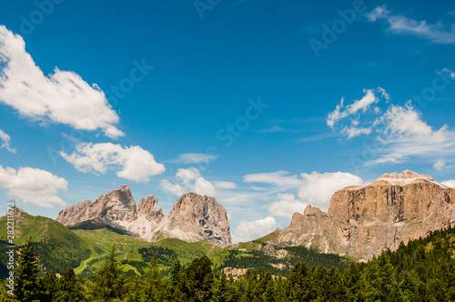 Dolomiten, Pordoipass, Passo Pordoi, Langkofel, Sellagruppe, Passstrasse, Bergstrasse, Berge, Sommer, Italien photo